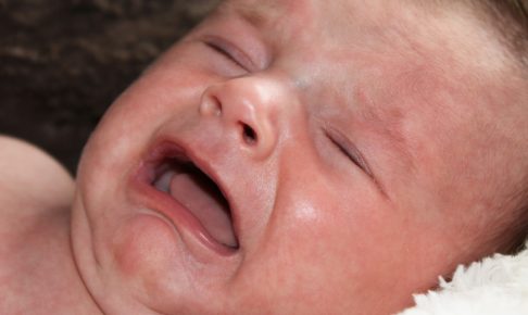新生児の赤ちゃんが泣き止まないときは？