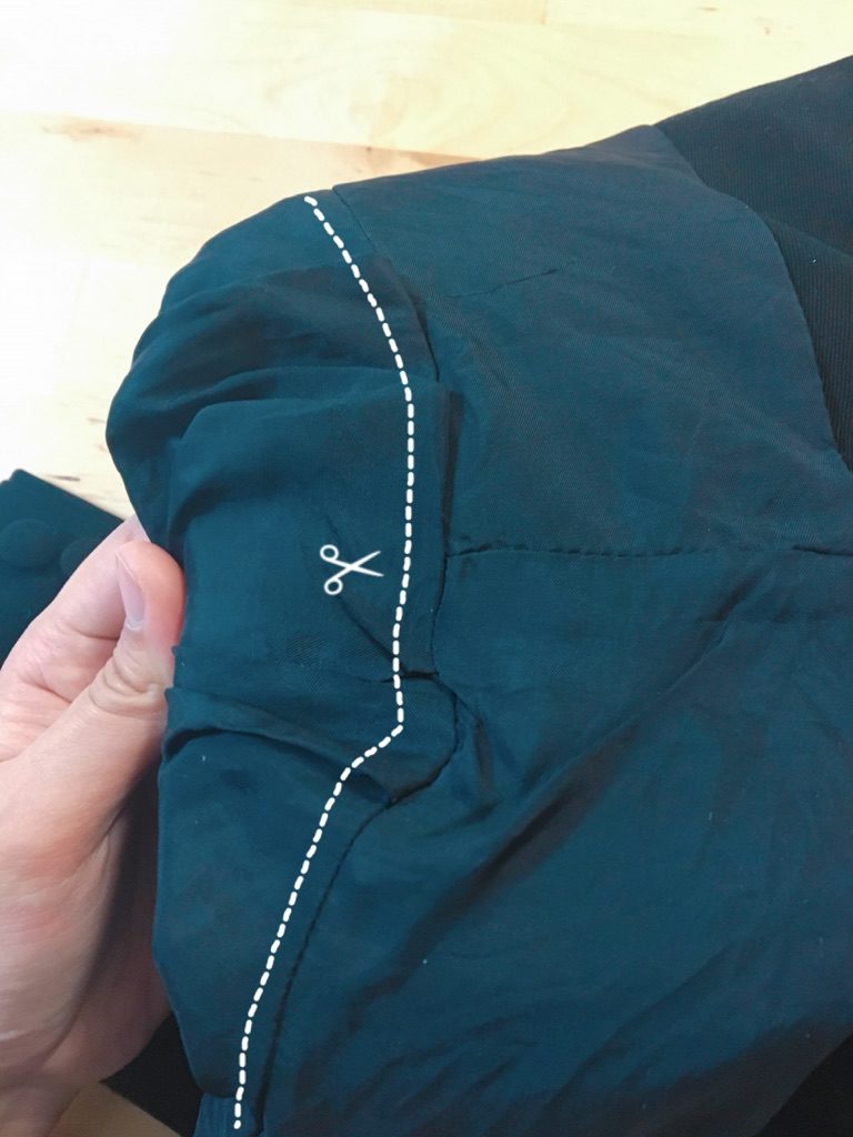 ジャケットの肩パットの取り外し方②袖ぐりの縫い糸をほどく-2