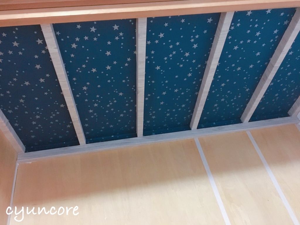 押入れの壁紙をカフェ風に貼りかえよう①押入れの天井の壁紙を貼り替える