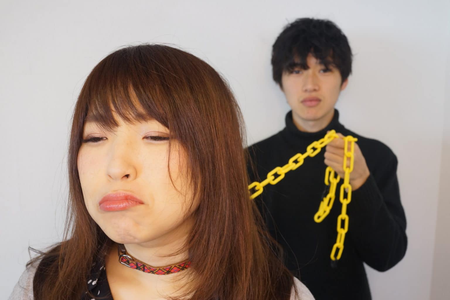 嫉妬深い人を見分ける8つの兆候