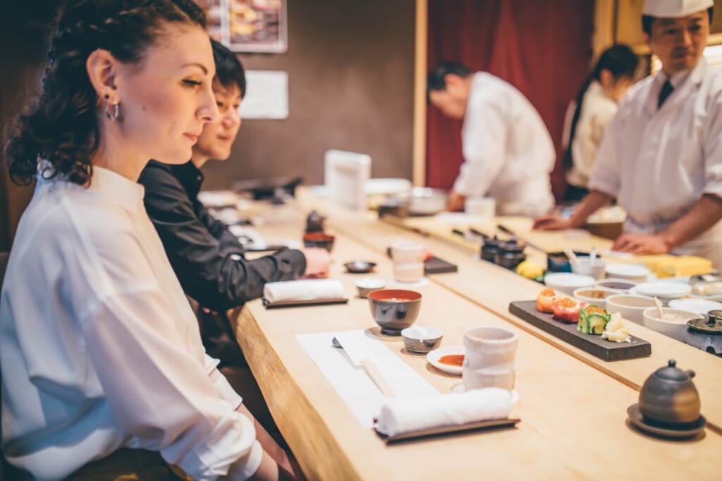 お寿司デートのマナー８、大きな声をださずに静かに話をする