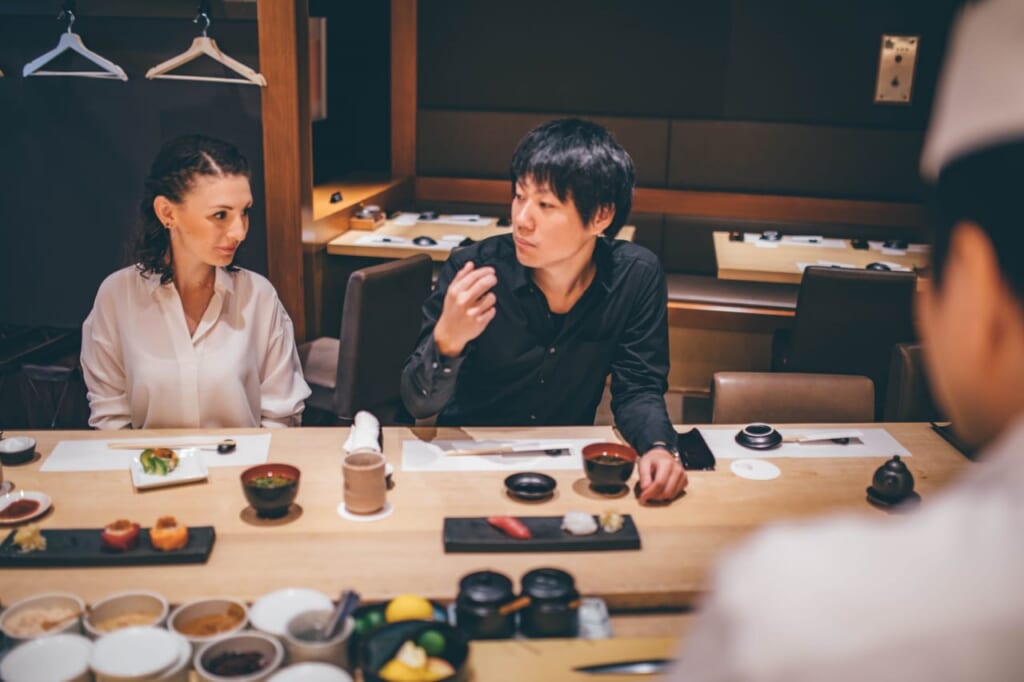 お寿司デートのマナー４、シャリと一緒に箸か手で食べる