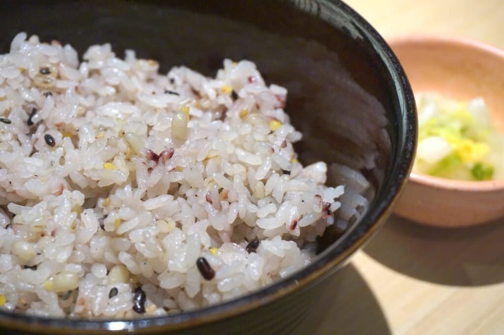 五穀米（雑穀米）の糖質やカロリーは？玄米や白米と比較