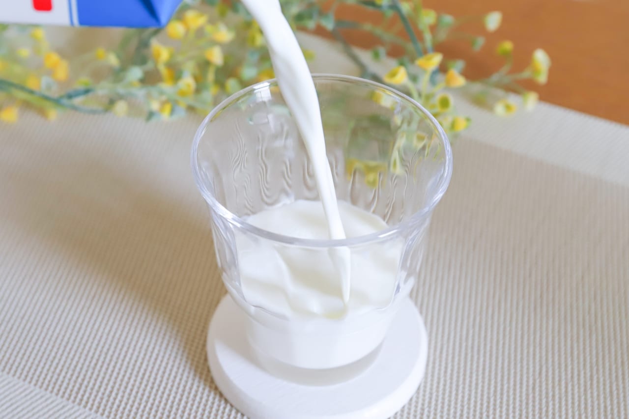 牛乳は消費期限が切れても飲んで大丈夫？賞味期限との違いと見極め方を解説